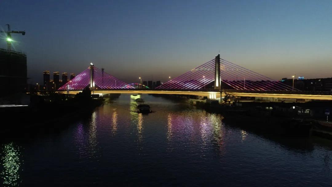 汽笛聲中白鷺飛，長(zhǎng)虹托起夜明珠——共賞東塘大橋夜景